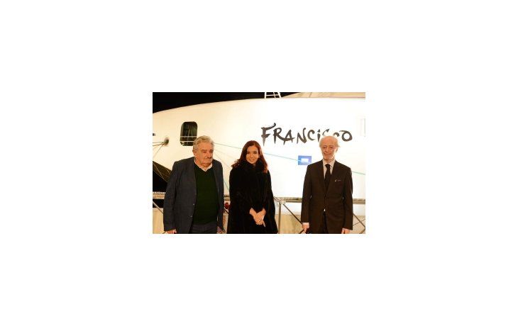 ámbito.com | José Pepe Mujica, Cristina de Kirchner y el titular de Buquebús Juan Carlos López Mena,durante el acto de inauguración del nuevo barco de esta empresa , bautizado Francisco en honor al sumo pontífice.