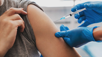 Los adultos mayores, bebés y personas con enfermedades crónicas deben vacunarse para reducir el riesgo de complicaciones graves por el virus H3N2.