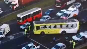 cuatro heridos y demoras en la autopista panamericana por un choque entre 6 vehiculos