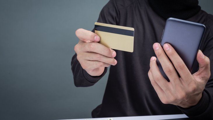 Descuidar la tarjeta al pagar puede ser uno de los mayores errores. Descuidar la tarjeta al pagar puede ser uno de los mayores errores.