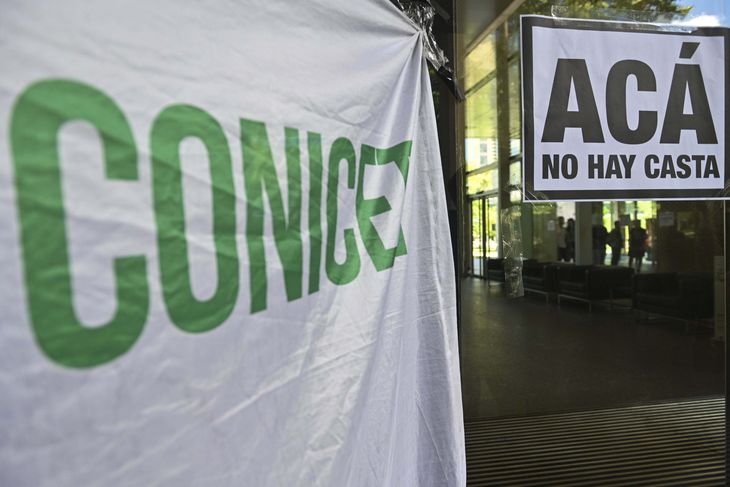 Reclamo de los trabajadores del Conicet por suspensión de becas. Reclamo de los trabajadores del Conicet por suspensión de becas. 