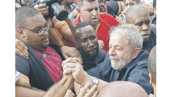 ámbito.com | Pese al descrédito que le han causado las acusaciones de corrupción, Luiz Inácio Lula da Silva sigue disfrutando de la adhesión de millones de simpatizantes que recuerdan el legado de sus dos gestiones.