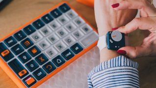 Millones enfrentan el Parkinson a diario; este teclado busca darles autonomía real con diseño inclusivo y respuestas pensadas para cada necesidad. Millones enfrentan el Parkinson a diario; este teclado busca darles autonomía real con diseño inclusivo y respuestas pensadas para cada necesidad.