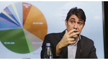 ámbito.com | En conferencia. Javier Iguacel anunció ayer los nuevos cuadros tarifarios y otros cambios en materia energética.