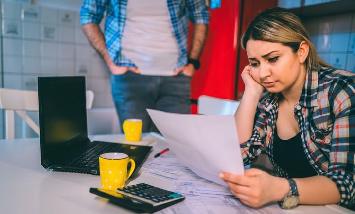 Una pareja hace cálculos, cada vez es más dificil poder costear los alquileres Una pareja hace cálculos, cada vez es más dificil poder costear los alquileres