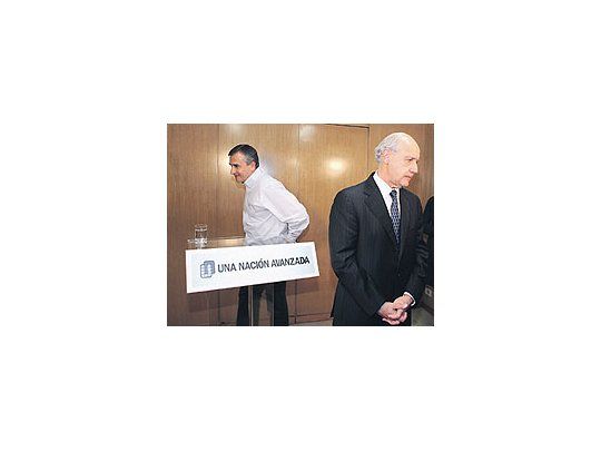 GerardoMorales, jefede la UCR, fuefinalmenteungido comocompañero defórmula deRobertoLavagna. Losradicalesesperabanuna señal delex ministro deEconomía.
