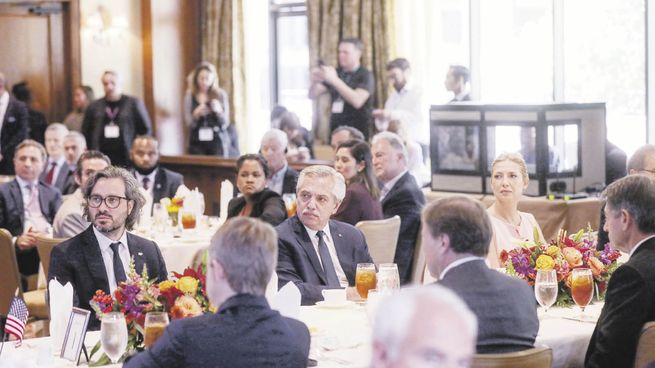 Última escala. Santiago Cafiero, Alberto Fernández y Fabiola Yáñez rodeados de empresarios e inversores en la última escala en Houston en su gira por Estados Unidos.