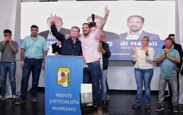 Segio Ziliotto, gobernador electo de La Pampa, junto al camporista Luciano Di Nápoli, quien le arrebató la intendencia de Santa Rosa a Cambiemos.