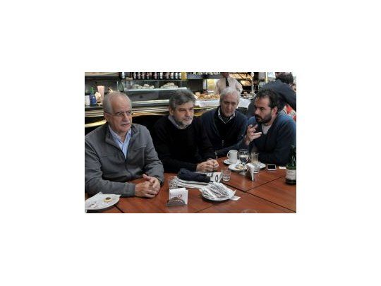 Los candidatos a legislador porteño y senador nacional del Frente para la Victoria, Jorge Taiana (i) y Daniel Filmus respectivamente, durante un encuentro que mantuvieron con vecinos en Scalabrini Ortiz y Corrientes.
