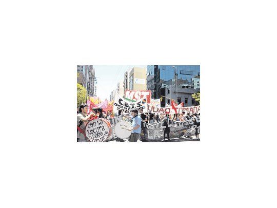 Las afueras de la Legislatura cordobesa fueron el escenario de los violentos disturbios en el marco de una movilización de estudiantes.