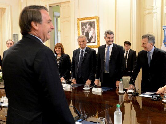 Jair Bolsonaro se reunió con funcionarios en Casa Rosada.