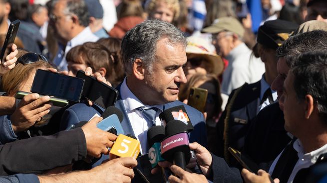 Yamandú Orsi abrió las puertas al libre deuda para políticos, pero advirtió: Ojo con que se nos vaya la mano.