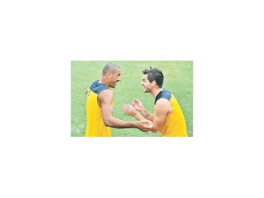 Cata Díaz y Gago bromean en la práctica; el defensor volverá tras cumplir la suspensión y el mediocampista fue preservado por una sobrecarga.
