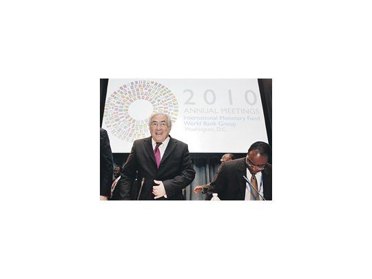 El anfitrión de la Asamblea del FMI, el francés Dominique Strauss- Kahn, se levanta de su silla luego del encuentro del fin de semana en Washington.