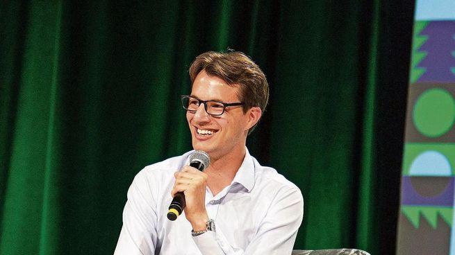 Severin Hacker es uno de los fundadores de Duolingo, una de las apps de idiomas más famosas en el mundo.