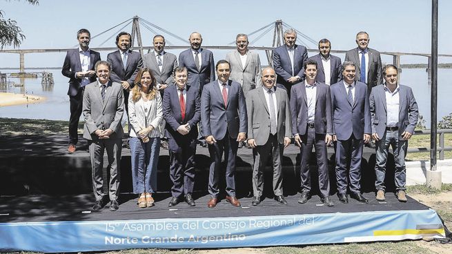 Agenda. La clásica foto regional, ayer con escenario correntino y con un ramillete de funcionarios nacionales. Los mandatarios avanzaron en los planteos regionales contra las asimetrías respecto de otros puntos del país.