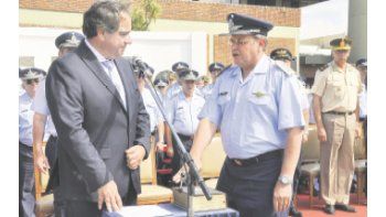 ámbito.com | Julio Martínez, ministro de Defensa, le toma juramento ayer al brigadier  Enrique Amreim como nuevo jefe de la Fuerza Aérea. El Gobierno prometió que volverá a existir capacidad operacional.