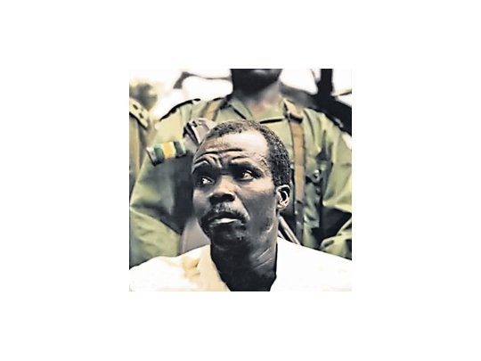 Joseph Kony lidera un grupo paramilitar que quiere imponer un Gobierno teocrático en Uganda. Su organización lleva secuestrados más de 30.000 niños. Es el criminal más buscado.