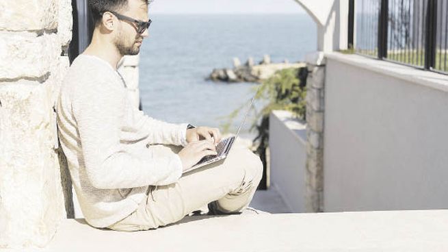 Tendencia. Jóvenes se entusiasman con trabajar desde distintas partes del mundo, con conexión a internet y una computadora.