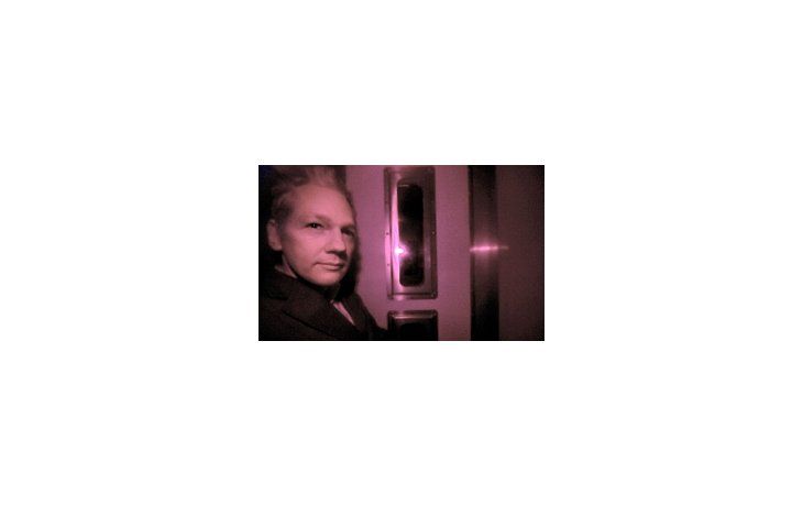 Assange en una camioneta de la Policía