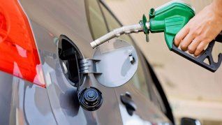 La posible falta de combustibles en todo el país provocó filas interminables en las estaciones de servicio.