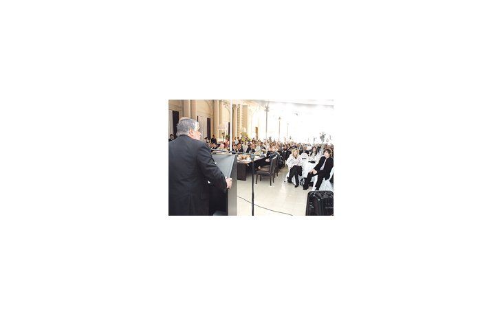 El director del Programa de Agronegocios y Alimentos de la FAUBA, Fernando Vilella, lanzó la convocatoria para desarrollar un plan estratégico agroindustrial frente a autoridades nacionales y empresarios.