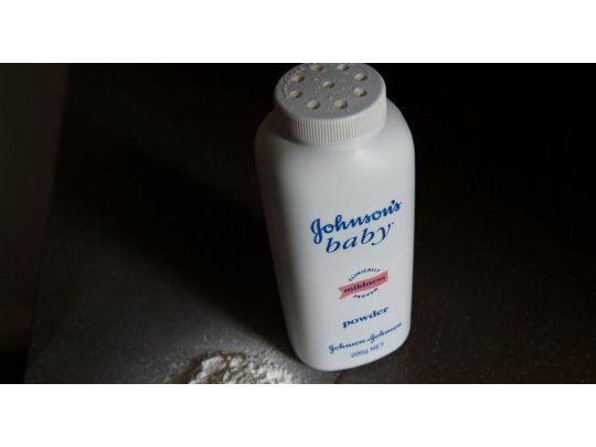 Condenan a Johnson & Johnson a pagar u$s 417 M por caso de cáncer ligado a talco