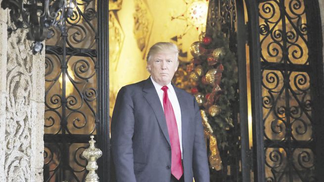 MOVIMIENTO. El entonces presidente Donald Trump es fotografiado antes de recibir a expertos del Pentágono en su residencia de Mar-a-Lago en Palm Beach, Florida, en 2016. El empresario solía trasladar reuniones de alto nivel a esa residencia pese a las advertencias de seguridad.