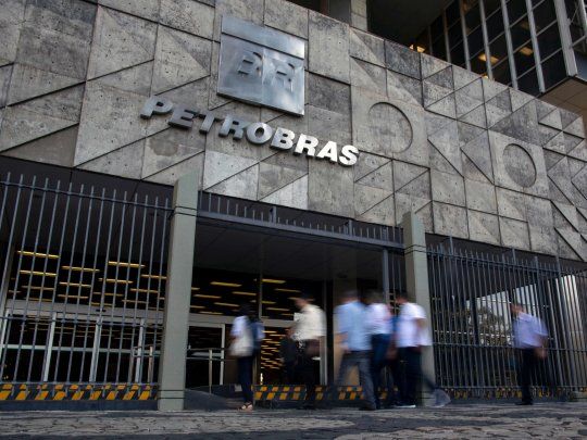 Petrobras, que mantendrá el restante 50% de los derechos y seguirá como operadora en ambas concesiones, ya había recibido un adelanto de u$s258,7 millones en abril de 2019, cuando firmó el respectivo contrato de venta.