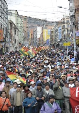 Violenta jornada de protestas y huelgas en Bolivia por el alza de combustibles