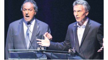 Multitud de asesores de los dos en inédita convivencia
