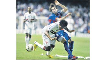 ámbito.com | Una imagen repetida del partido. Galmarini y Bruno Cortés luchando por la pelota. Tigre y San Pablo empataron y deberán definir la copa en el Morumbí.