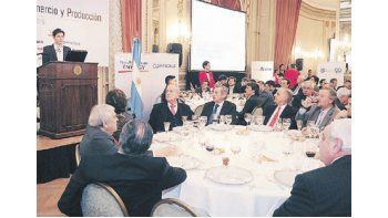 ámbito.com | Habló ayer Axel Kicillof  ante empresarios del CICyP que colmaron salón del Alvear. Embistió contra buitres, la oposición, el FMI y los ortodoxos. Les pidió a los asistentes que se “renueven”.