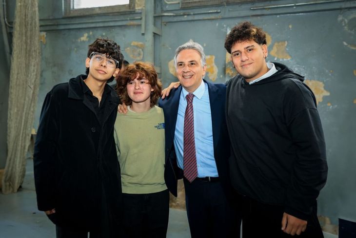 Martín Llaryora junto a estudiantes secundarios de Córdoba. Martín Llaryora junto a estudiantes secundarios de Córdoba.