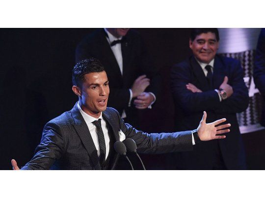 Ronaldo, bajo la atenta mirada de Maradona tras recibir el premio.