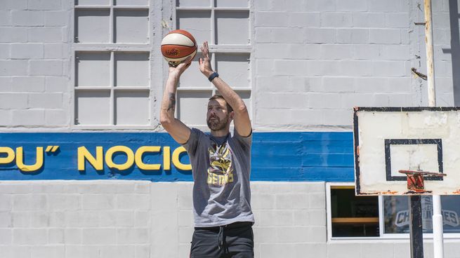 Nocioni, jugando en el playground como cuando era pibe.