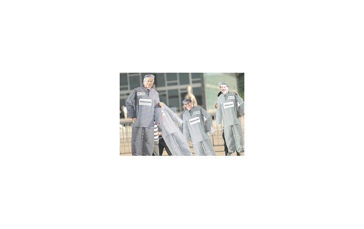 Varios de los integrantes del primer Gobierno de Luiz Inácio Lula da Silva, vestidos de presidiarios frente a la sede del Supremo Tribunal Federal de Brasil (STF), en Brasilia. El proceso culmina mañana.