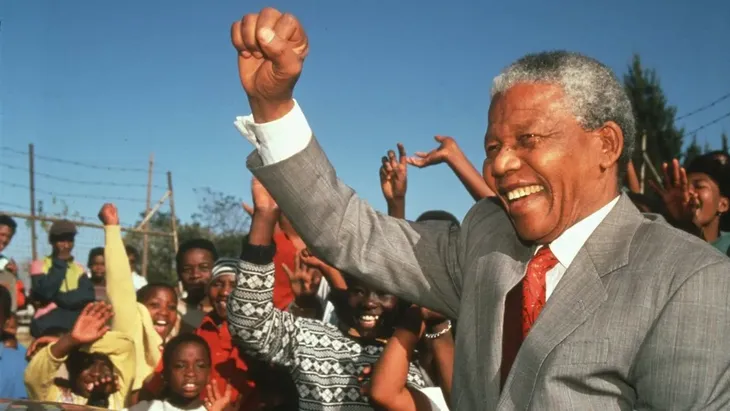 En Sudáfrica se celebran en 1994 las primeras elecciones multirraciales libres. En Sudáfrica se celebran en 1994 las primeras elecciones multirraciales libres.