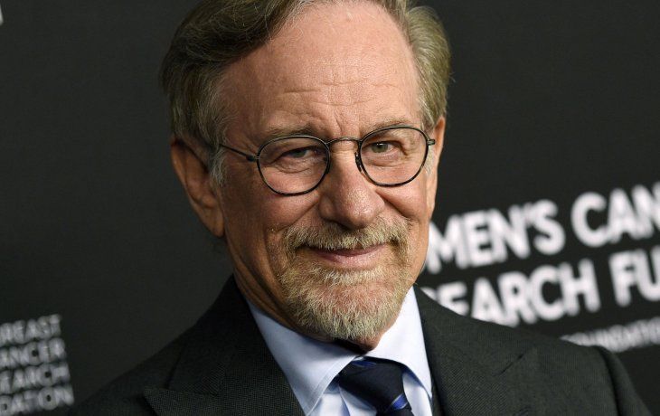 Steven Spielberg gana millones de dolares al año y no solo por sus películas.