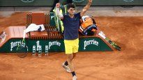 El español Carlos Alcaraz dejó atrás su lesión en el antebrazo derecho y logró una contundente victoria en su debut en Roland Garros.
