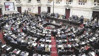 Entre tensiones, el Congreso de la Nación se prepara para debatir el DNU y la ley ómnibus de Javier Milei.