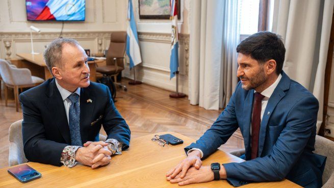 El embajador de Estados Unidos en Argentina, Peter Lamelas, junto al gobernador de Santa Fe, Maximiliano Pullaro.&nbsp;