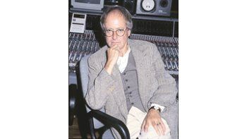 John Barry ganó cinco Oscar por bandas sonoras de films como «Africa mía», pero lo que lo hizo mundialmente famoso fue haber musicalizado más de diez películas del agente 007.