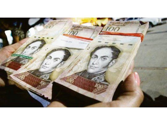 POR EL PISO. La depreciada moneda venezolana, el bolívar, obliga a usar muchos billetes, incluso para compras pequeñas. La generalización de los de alta denominación es dificultosa.