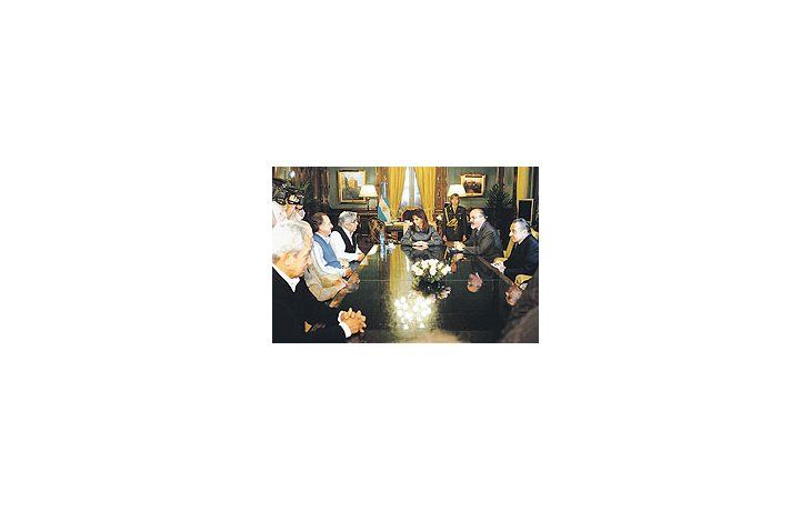ámbito.com | Cristina de Kirchner y el ministro de Trabajo, Carlos Tomada, citaron, junto con Hugo Moyano,al titular de la CTA, Hugo Yasky, Juan Belén (UOM), Eduardo Eurnekian (Cámara deComercio) y otros empresarios y sindicalistas. La idea es mostrar que desde el