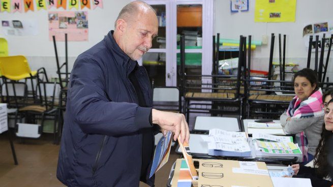 El gobernador Omar Perotti votó en Rafaela este domingo.