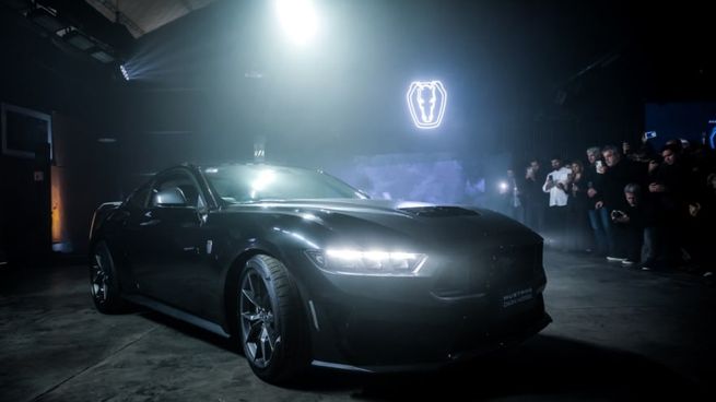 El Mustang Dark Horse tuvo su momento especial en la agenda: hizo una entrada irrumpiendo en la oscuridad entre nubes de humo para sorprender a los convocados y dejar en claro que, con su llegada, la marca pretende elevar aún más la vara del rendimiento y la exclusividad.