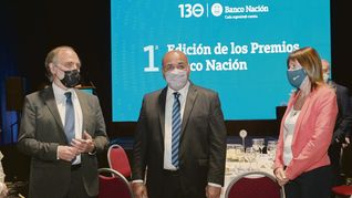 aNFITRIÓN. Eduardo Hecker con Juan Manzur y María Barros.