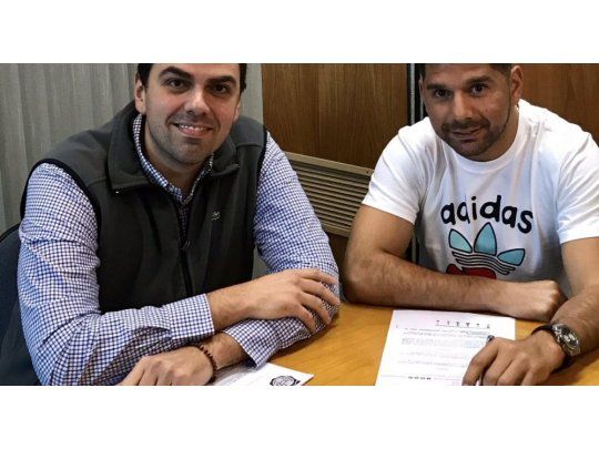 Ortigoza firmando su contrato con Olimpia.