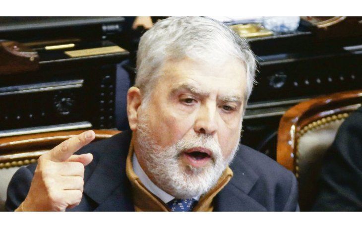 ámbito.com | Salvado. Julio De Vido logró sortear la tormenta política luego del pedido de desafuero de un fiscal, pero su panorama judicial se oscureció ayer.